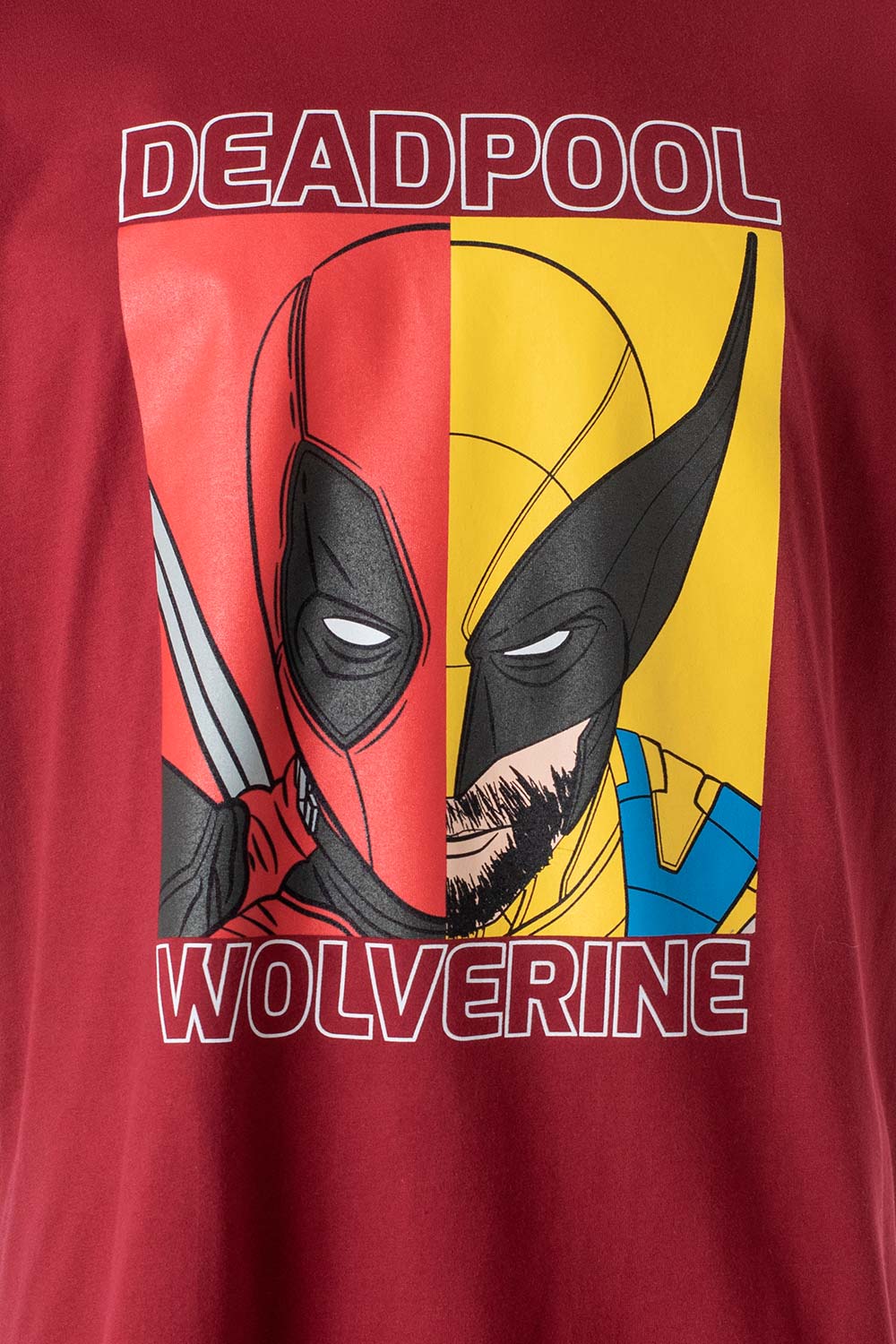 Camiseta de Deadpool rojo bosque manga corta genero neutro En Movies encuentra prendas oficiales de las mejores licencias Marvel Disney DC y mas.